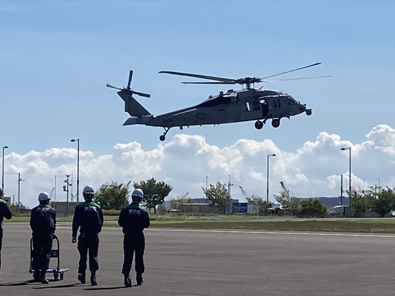 アメリカ軍のヘリコプターが到着したところ