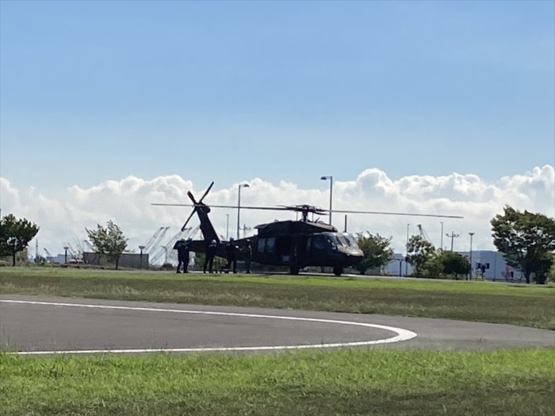 アメリカ軍のヘリコプターから生活に必要なものを受け取るところ